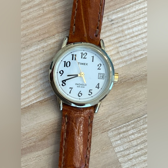 Timex Indiglo Ladies Watch Genuine Leather Strap White Dial Gold Case - Picture 4 of 12